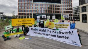 Foto von Banner Protest vor der Vattenfallzentrale in Berlin. Banner: Kein Wald ins Kraftwerk! Wälder wachsen lassen"