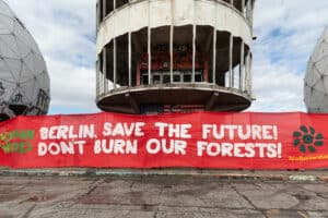 Banner auf gem Teufelsberg in Berlin, Text: Berlin, Save the Future, Don't Burn Our Forests!"
